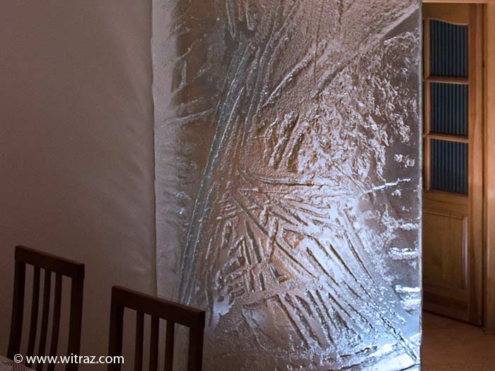 Art glass wall - solid, colourless glass with the floral motif
