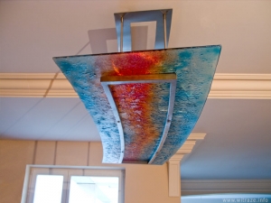Panel ze szkła artystycznego podwieszony pod sufitem w kuchni