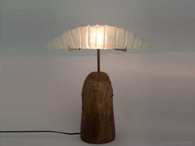 Lampa na drewnianej podstawie